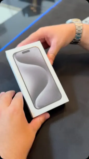Caixa do iPhone 15 Pro titânio branco na mão