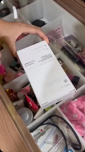 Caixa do iPhone 17 Pro sendo aberta